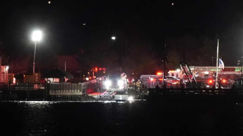 Passenger jet and army helicopter crash at Washington DC airport - VicNews