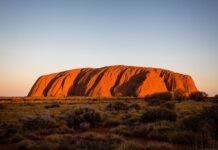 October 26, 1985: The Australian Government returns ownership of Uluru to its traditional owners Uluru Ayers Rock NT