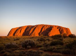 October 26, 1985: The Australian Government returns ownership of Uluru to its traditional owners Uluru Ayers Rock NT